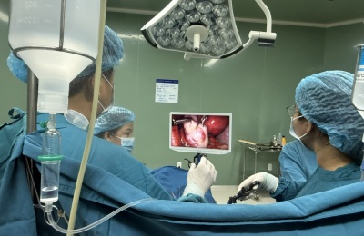 Nhiều trường hợp trẻ vị thành niên nhập viện cấp cứu vì U nang buồng trứng.